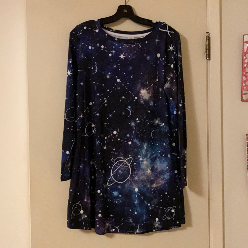 Beautiful and striking galaxy and star tunic. S.